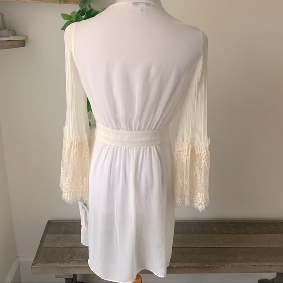 Rya Robe - Picture 4 of 6